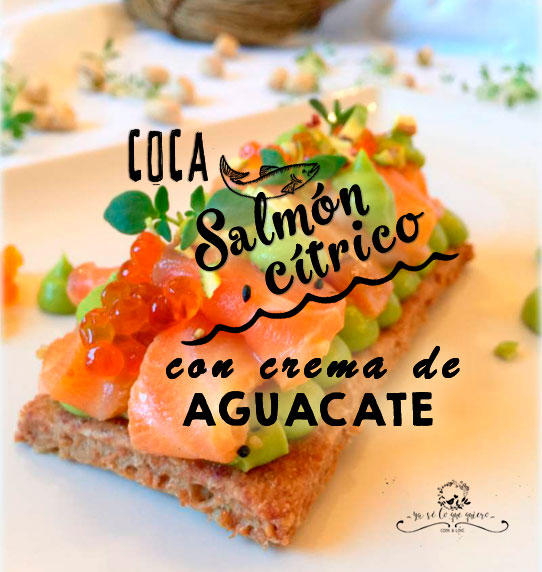 Coca de salmón fresco cítrico con crema de aguacates de la Costa Tropical de Granada