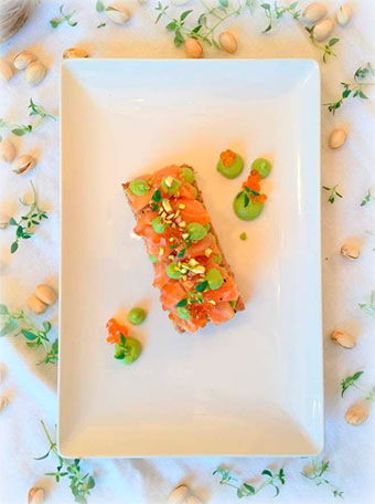 Coca de Salmon fresco y crema de Aguacates