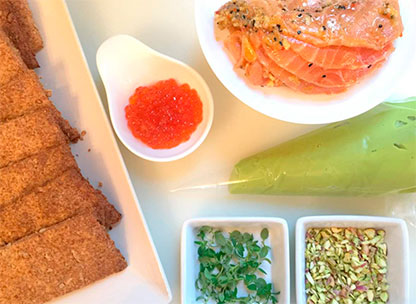 ingredientes coca de salmon y crema de aguacate hass