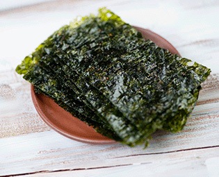 alga nori para ensalda de salmón y aguacate