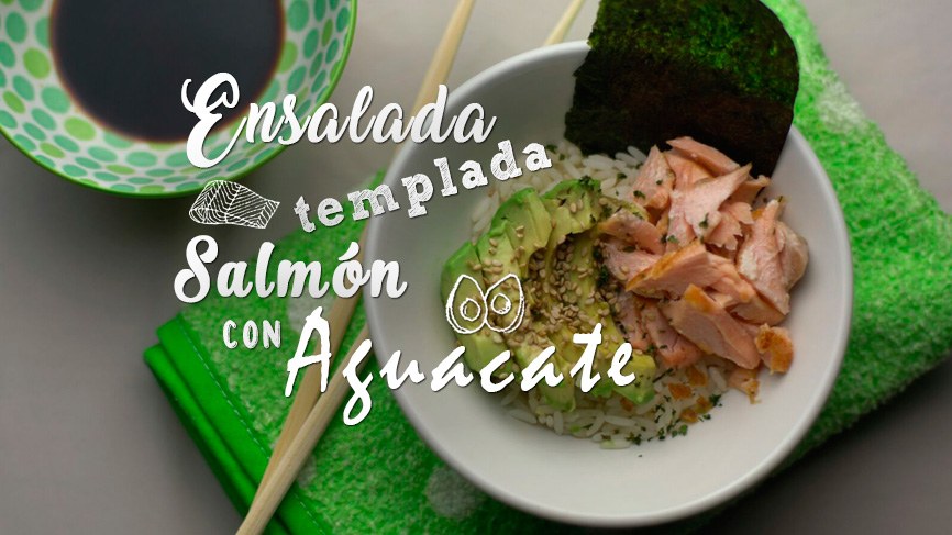 ensalada templada de salmón y aguacate con alga nori